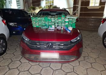 POLÍCIA MILITAR LOCALIZA CARRO ROUBADO E APREENDE MAIS DE 5O QUILOS DE DROGAS