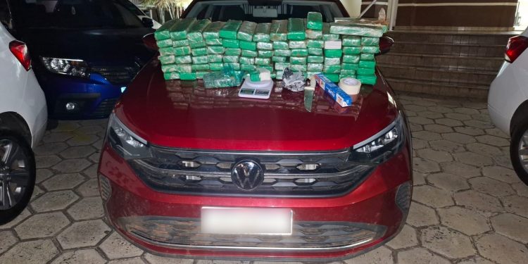 POLÍCIA MILITAR LOCALIZA CARRO ROUBADO E APREENDE MAIS DE 5O QUILOS DE DROGAS