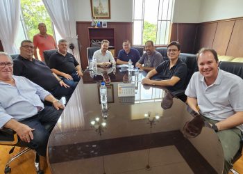 GESTÃO – Roberto Araujo discute questões regionais com prefeito de Taquarituba