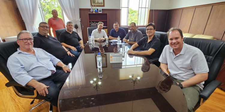 GESTÃO – Roberto Araujo discute questões regionais com prefeito de Taquarituba