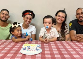 MÃE HEROÍNA REENCONTRA MENINO QUE SALVOU DE ENGASGO: “GRATIDÃO É POUCO PARA RESUMIR