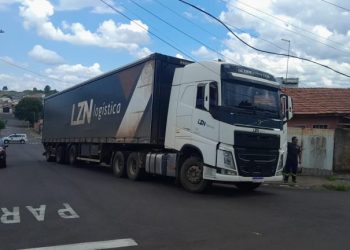 Caminhão enrosca em fios no Jardim Aeroporto em Botucatu