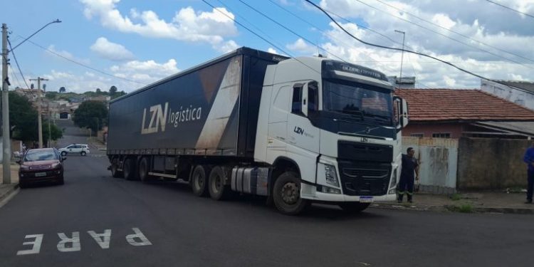 Caminhão enrosca em fios no Jardim Aeroporto em Botucatu