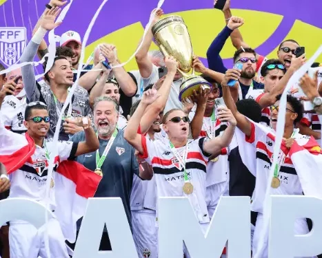 São Paulo vira sobre o Corinthians e é pentacampeão da Copinha