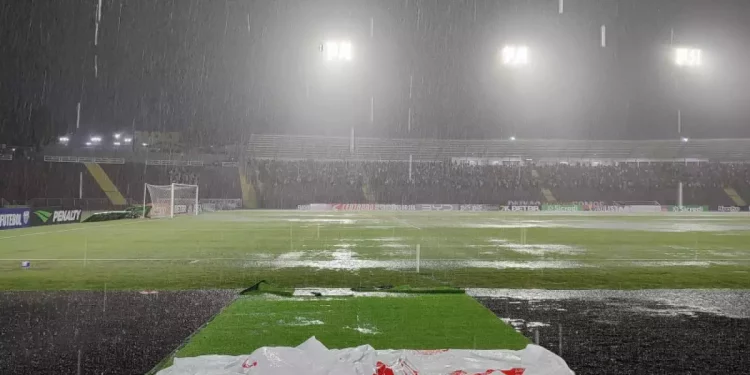 Forte chuva adia jogo do Noroeste e provoca alagamentos em Bauru