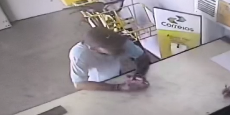 HOMEM É FLAGRADO FURTANDO CELULAR EM AGÊNCIA DOS CORREIOS DE AVARÉ;