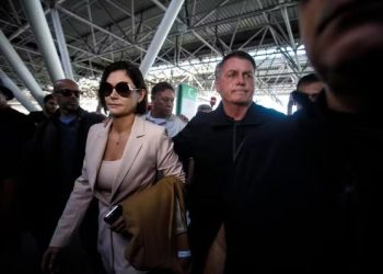 Bolsonaro vai a aeroporto com Michelle após ter pedido negado para acompanhar posse de Trump
