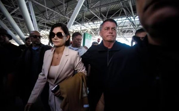 Bolsonaro vai a aeroporto com Michelle após ter pedido negado para acompanhar posse de Trump