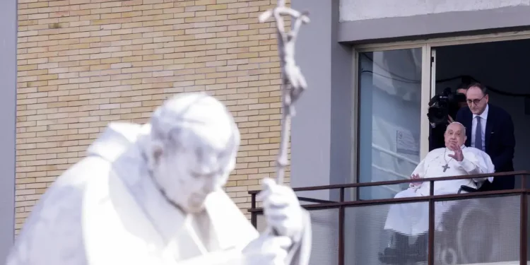 Papa Francisco deixa o hospital após quase 40 dias internado