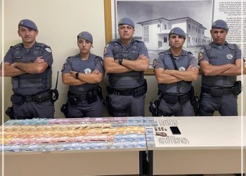 DOIS JOVENS SÃO PRESOS E UM ADOLESCENTE APREENDIDO APÓS SEREM FLAGRADOS COM MAIS DE 100 PORÇÕES DE DROGAS