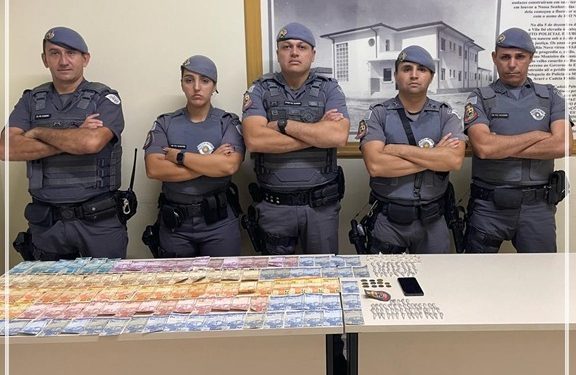 DOIS JOVENS SÃO PRESOS E UM ADOLESCENTE APREENDIDO APÓS SEREM FLAGRADOS COM MAIS DE 100 PORÇÕES DE DROGAS