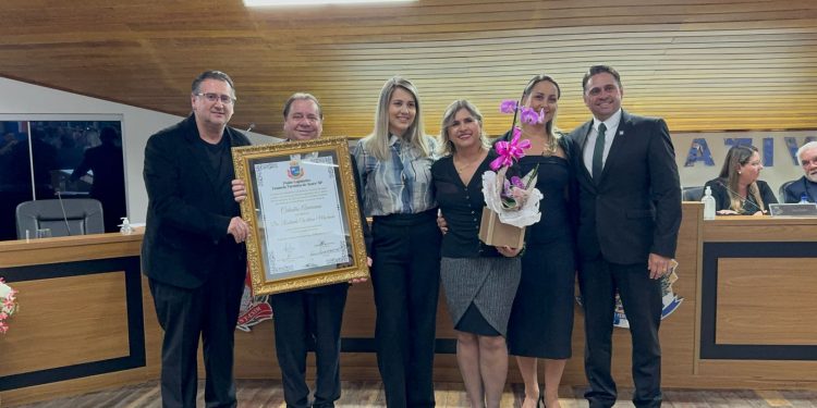 DR. ROSLINDO É HOMENAGEADO EM SESSÃO SOLENE COM TÍTULO DE CIDADÃO AVAREENSE