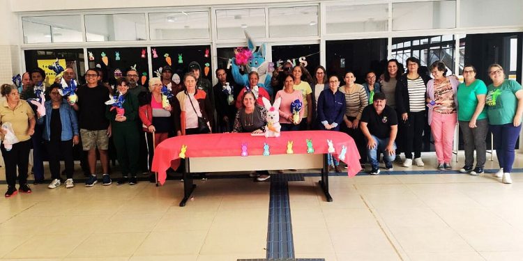 Celebração de Páscoa emociona pacientes no CAPS II com entrega de ovos