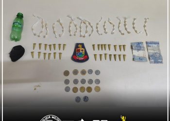 POLÍCIA MILITAR PRENDE MULHER ENVOLVIDA NO TRÁFICO DE DROGAS