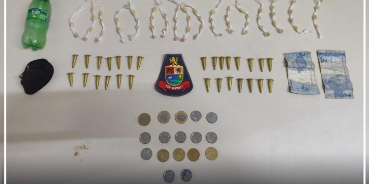 POLÍCIA MILITAR PRENDE MULHER ENVOLVIDA NO TRÁFICO DE DROGAS