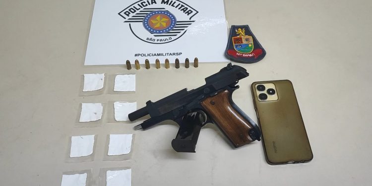 HOMEM É FLAGRADO PELA PM COM ARMA E DROGAS EM CERQUEIRA CÉSAR