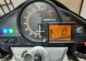 FARTURA Homem de 26 anos é preso por conduzir moto furtada com sinais adulterados A ação foi realizada por um policial civil da cidade que identificou irregularidades na placa do veículo Um homem de 26 anos foi preso em flagrante na tarde do último domingo (27/04) na cidade de Fartura, após ser abordado conduzindo uma motocicleta com sinais identificadores adulterados. A ação foi realizada por um policial civil da cidade que, ao retornar do trabalho, identificou irregularidades na placa do veículo, levando à abordagem e posterior constatação de que a moto era produto de furto na cidade de Quatiguá, no Estado do Paraná. De acordo com o boletim de ocorrência, o motociclista transitava pela Rodovia SP-249, na saída do bairro Morada do Sol, quando chamou a atenção pela placa de identificação com caracteres suspeitos. Após o apoio da Polícia Militar, foi verificado que a numeração do chassi e do motor haviam sido suprimidas, sendo localizada apenas uma etiqueta na suspensão traseira que indicava a procedência ilícita do veículo. Durante a abordagem, o indivíduo alegou ter adquirido a motocicleta no Estado do Paraná, porém não apresentou qualquer documentação que comprovasse a origem lícita do bem. Considerando os fortes indícios de adulteração e receptação, o Plantão Policial de Taquarituba lavrou o auto de prisão em flagrante, representando ainda pela conversão da prisão em preventiva, diante do risco de reiteração criminosa e dos antecedentes criminais do preso, que incluem anotações por tráfico de drogas e tentativa de homicídio no contexto de violência doméstica. A Delegacia de Polícia de Fartura instaurou um inquérito policial para concluir as investigações. O procedimento, após a conclusão, será encaminhado ao Poder Judiciário para as medidas legais cabíveis.