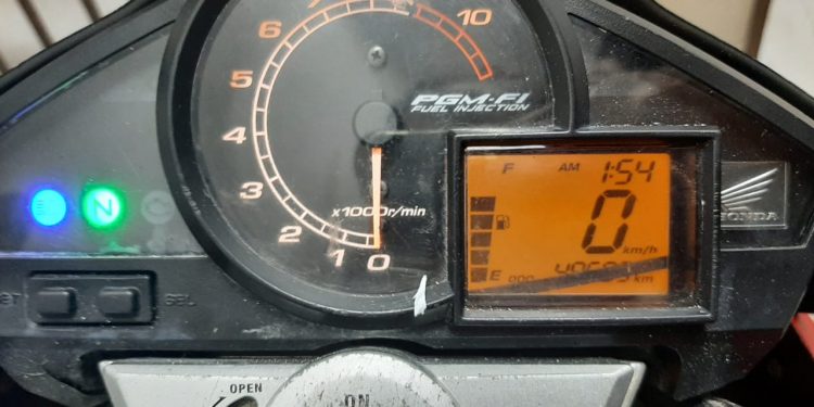 FARTURA   Homem de 26 anos é preso por conduzir moto furtada com sinais adulterados   A ação foi realizada por um policial civil da cidade que identificou irregularidades na placa do veículo   Um homem de 26 anos foi preso em flagrante na tarde do último domingo (27/04) na cidade de Fartura, após ser abordado conduzindo uma motocicleta com sinais identificadores adulterados. A ação foi realizada por um policial civil da cidade que, ao retornar do trabalho, identificou irregularidades na placa do veículo, levando à abordagem e posterior constatação de que a moto era produto de furto na cidade de Quatiguá, no Estado do Paraná.  De acordo com o boletim de ocorrência, o motociclista transitava pela Rodovia SP-249, na saída do bairro Morada do Sol, quando chamou a atenção pela placa de identificação com caracteres suspeitos. Após o apoio da Polícia Militar, foi verificado que a numeração do chassi e do motor haviam sido suprimidas, sendo localizada apenas uma etiqueta na suspensão traseira que indicava a procedência ilícita do veículo.  Durante a abordagem, o indivíduo alegou ter adquirido a motocicleta no Estado do Paraná, porém não apresentou qualquer documentação que comprovasse a origem lícita do bem. Considerando os fortes indícios de adulteração e receptação, o Plantão Policial de Taquarituba lavrou o auto de prisão em flagrante, representando ainda pela conversão da prisão em preventiva, diante do risco de reiteração criminosa e dos antecedentes criminais do preso, que incluem anotações por tráfico de drogas e tentativa de homicídio no contexto de violência doméstica.  A Delegacia de Polícia de Fartura instaurou um inquérito policial para concluir as investigações. O procedimento, após a conclusão, será encaminhado ao Poder Judiciário para as medidas legais cabíveis.