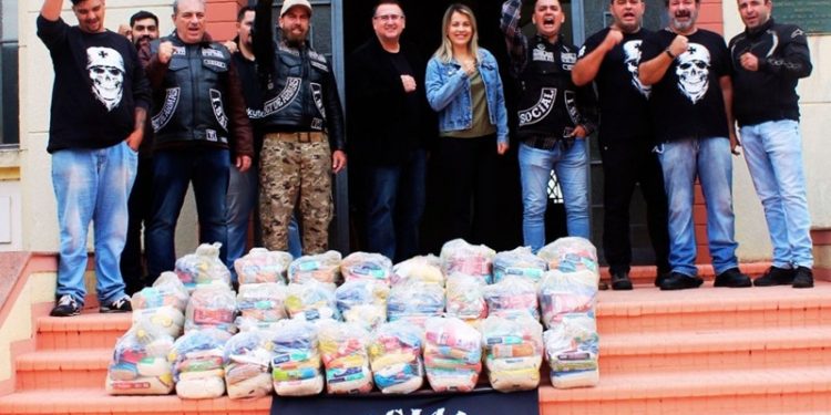 MOTO CLUBE INSANOS ENTREGA CESTAS BÁSICAS A FAMÍLIAS DE AVARÉ