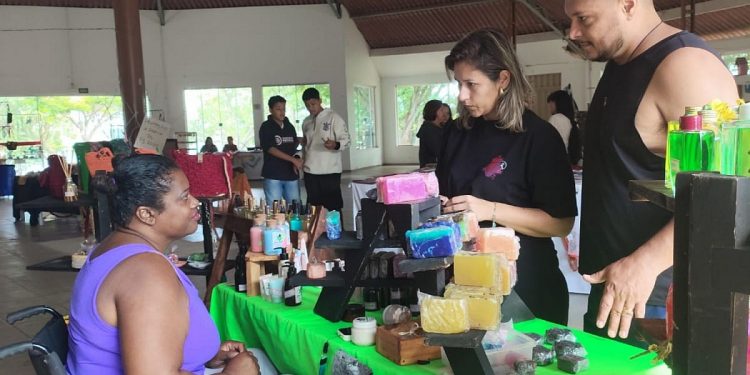 Feira dos Artesãos transforma o Camping Municipal em palco de talento e superação