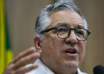 Brasil deve chegar a 635,7 mil médicos em 2025; mulheres são maioria