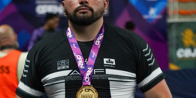 Sensei Ricardo Araujo conquista título internacional