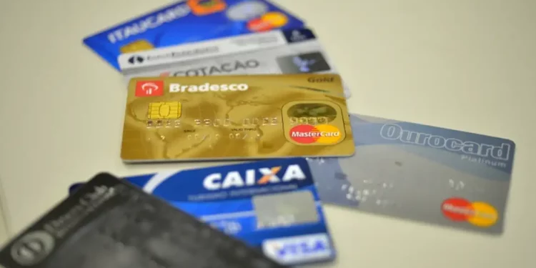 Juros do cartão de crédito rotativo avançam e chegam a 445% ao