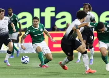 Palmeiras vence o Corinthians e dorme na liderança do Brasileirão