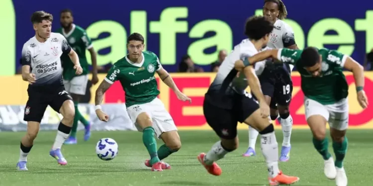 Palmeiras vence o Corinthians e dorme na liderança do Brasileirão