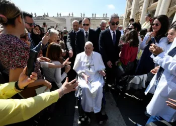 Papa faz primeira aparição após voltar ao Vaticano
