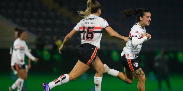 São Paulo vence Palmeiras e sobe para 4º lugar no Brasileirão Feminino