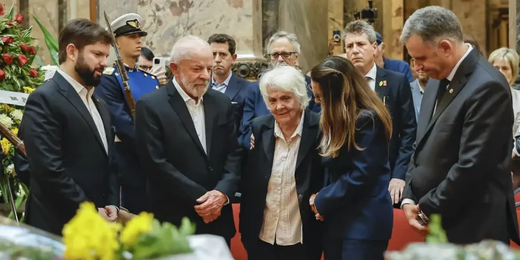 Milhares de uruguaios se despedem de Pepe Mujica em funeral