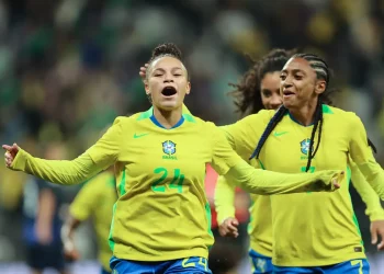 Dudinha brilha e seleção feminina derrota Japão no frio paulistano
