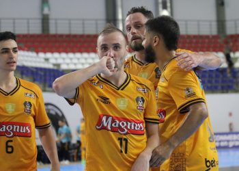 Embalado, Magnus pega o Sabaneros pela Liberta