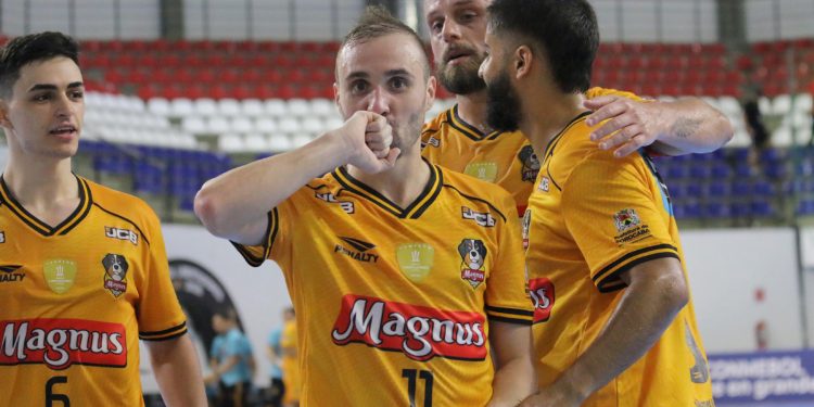 Embalado, Magnus pega o Sabaneros pela Liberta