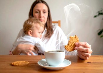 Café, bolacha e culpa: nutróloga faz alerta sobre o cardápio invisível das mães sobrecarregadas No mês das Mães, médica explica como pequenos deslizes na alimentação podem afetar saúde, humor e disposição; e ensina como virar esse jogo com escolhas simples e rápidas