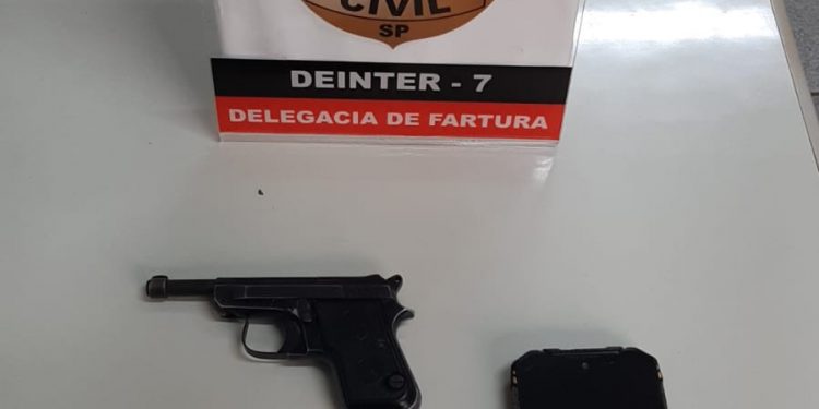 FARTURA Homem é flagrado com arma de fogo e preso pela Polícia Civil