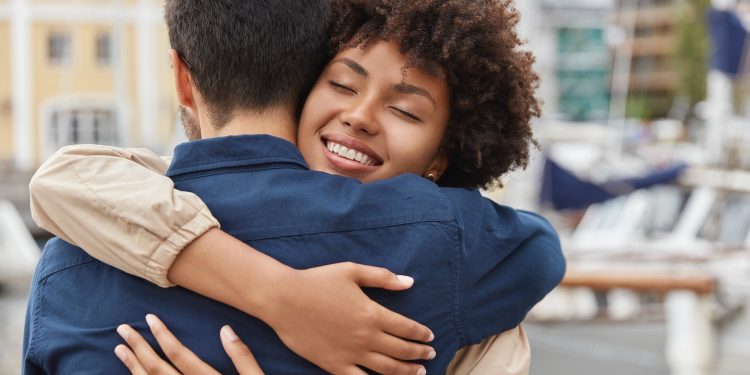 O poder do abraço e os efeitos de sua ausência