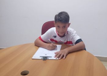 Aos 8 anos, o jovem talento Pedro Ferreira Tavares, de Avaré, está dando os primeiros passos rumo ao sonho de muitos: jogar futebol em alto nível. O garoto, que atua como meio-atacante, assinou um contrato com o São Paulo Futebol Clube para integrar as categorias de base do tricolor, marcando uma conquista precoce que enche de orgulho a cidade e sua família.  Pedro foi descoberto por Antônio Rodrigues, conhecido como Toninho, integrante da equipe técnica responsável pelas categorias sub-9 a sub-13 do clube. Antes de chamar a atenção do São Paulo, o menino treinava na escolinha do Internacional na cidade, onde demonstrou habilidade e determinação que impressionaram os olheiros.  Em agosto de 2024, Pedro passou por um teste no clube, no Centro de Treinamento de Cotia, e se destacou entre cinco selecionados, sendo convidado para uma semana de avaliação. O desempenho foi tão promissor que ele foi integrado à equipe sub-8 e, ao final do ano, aprovado para o sub-9, sendo oficialmente federado.   “Todos os meses levamos ele ao Centro de Treinamento de Cotia, onde ele fica alojado, com todas as despesas cobertas pelo São Paulo”, contou o padrasto, Nelson Pereira, destacando a estrutura oferecida pelo clube. “A avaliação do São Paulo é muito criteriosa, e a gente ficou até surpreso. A recepção no CT de Cotia é algo que deixa qualquer um sem palavras”, acrescentou, emocionado com a oportunidade dada ao enteado.  Filho de Larissa Caetano, Pedro é o orgulho da família, que acompanha de perto sua jornada. “Sabemos que a caminhada é longa, mas vamos seguindo, sempre um passo de cada vez”, afirmou Nelson, refletindo a cautela e o apoio que guiam o jovem atleta.  Em uma mensagem inspiradora enviada ao A Voz do Vale, Pedro deixou um recado para outros jovens sonhadores: “Todos têm que correr atrás dos seus sonhos. Pensamento positivo sempre”, disse o garoto, mostrando maturidade além de sua idade.  A trajetória de Pedro já é um exemplo para as crianças de Avaré que sonham com o futebol, provando que o talento local pode brilhar em grandes palcos. A família e a comunidade acompanham ansiosos os próximos capítulos dessa história, que promete ser vitoriosa.