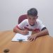 Aos 8 anos, o jovem talento Pedro Ferreira Tavares, de Avaré, está dando os primeiros passos rumo ao sonho de muitos: jogar futebol em alto nível. O garoto, que atua como meio-atacante, assinou um contrato com o São Paulo Futebol Clube para integrar as categorias de base do tricolor, marcando uma conquista precoce que enche de orgulho a cidade e sua família. Pedro foi descoberto por Antônio Rodrigues, conhecido como Toninho, integrante da equipe técnica responsável pelas categorias sub-9 a sub-13 do clube. Antes de chamar a atenção do São Paulo, o menino treinava na escolinha do Internacional na cidade, onde demonstrou habilidade e determinação que impressionaram os olheiros. Em agosto de 2024, Pedro passou por um teste no clube, no Centro de Treinamento de Cotia, e se destacou entre cinco selecionados, sendo convidado para uma semana de avaliação. O desempenho foi tão promissor que ele foi integrado à equipe sub-8 e, ao final do ano, aprovado para o sub-9, sendo oficialmente federado. “Todos os meses levamos ele ao Centro de Treinamento de Cotia, onde ele fica alojado, com todas as despesas cobertas pelo São Paulo”, contou o padrasto, Nelson Pereira, destacando a estrutura oferecida pelo clube. “A avaliação do São Paulo é muito criteriosa, e a gente ficou até surpreso. A recepção no CT de Cotia é algo que deixa qualquer um sem palavras”, acrescentou, emocionado com a oportunidade dada ao enteado. Filho de Larissa Caetano, Pedro é o orgulho da família, que acompanha de perto sua jornada. “Sabemos que a caminhada é longa, mas vamos seguindo, sempre um passo de cada vez”, afirmou Nelson, refletindo a cautela e o apoio que guiam o jovem atleta. Em uma mensagem inspiradora enviada ao A Voz do Vale, Pedro deixou um recado para outros jovens sonhadores: “Todos têm que correr atrás dos seus sonhos. Pensamento positivo sempre”, disse o garoto, mostrando maturidade além de sua idade. A trajetória de Pedro já é um exemplo para as crianças de Avaré que sonham com o futebol, provando que o talento local pode brilhar em grandes palcos. A família e a comunidade acompanham ansiosos os próximos capítulos dessa história, que promete ser vitoriosa.