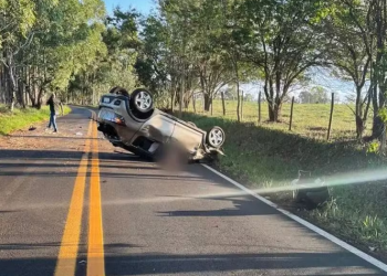 POLICIAL CIVIL MORRE APÓS CAPOTAR O CARRO EM RODOVIA DA REGIÃO