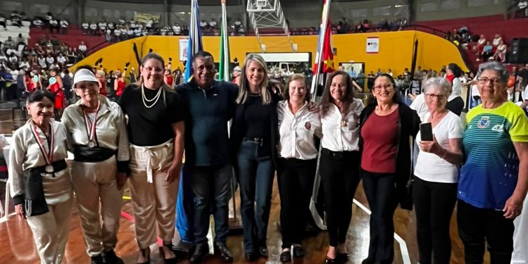 Primeira-dama Érika Araujo prestigia abertura dos jogos e celebra força dos idosos de Avaré no JOMI