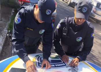 GCM de Botucatu flagra tráfico de drogas nos fundos de escola no Santa Maria e apreende adolescente