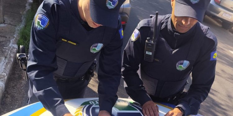 GCM de Botucatu flagra tráfico de drogas nos fundos de escola no Santa Maria e apreende adolescente