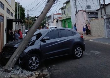 Colisão entre carro e poste mobiliza equipes de emergência em Botucatu