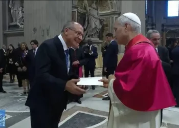 Alckmin entrega ao Papa convite para visitar o Brasil durante a COP30