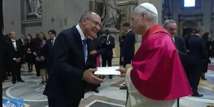 Alckmin entrega ao Papa convite para visitar o Brasil durante a COP30