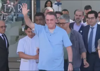 Bolsonaro tem alta três semanas após cirurgia para desobstruir intestino