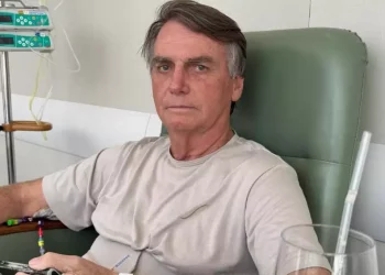 Bolsonaro deixa UTI, mas continua sem previsão de alta hospitalar