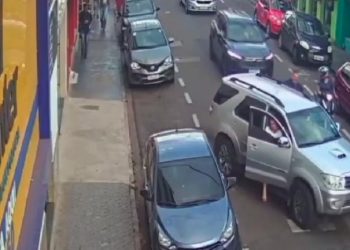 Criminoso rouba caminhonete com vítima dentro e bate carro na fuga em Avaré